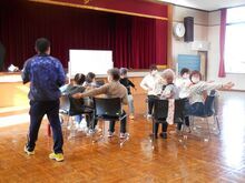 写真:広背筋を鍛えている様子