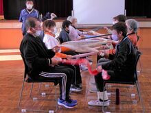 写真:タオルを交差させている様子