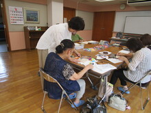 写真：釘打ちをしている様子