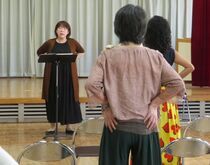 写真：腹式呼吸の練習をしている様子