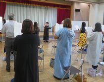 写真：夏の思い出を歌っている様子