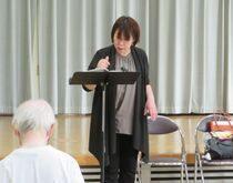 写真：講師が曲の背景を説明している様子