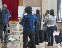 写真:息の出し方を練習している様子