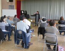 写真:喉の開き方を練習している様子