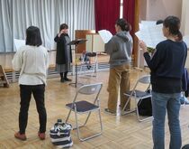 写真:月の沙漠を歌っている様子