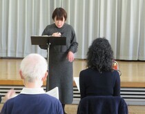 写真:「オー・シャンゼリゼ」の歌い方について説明している様子