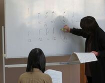 写真：講師がリズムのとり方を説明している様子