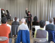 写真：高い音を意識して歌っている様子