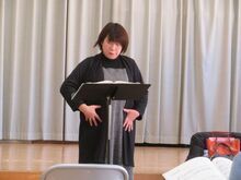 写真：低音の出し方を説明している様子