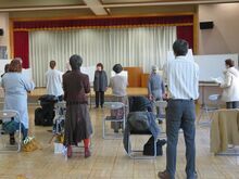 写真：「どこかで春が」を歌っている様子