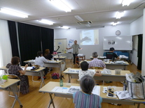 写真：講師が描き方の説明をしている様子