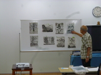 写真：講師が受講者の作品を講評している様子
