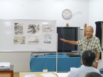 写真:講師が受講者に説明している様子