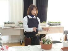 写真：講師が受講者に説明している様子