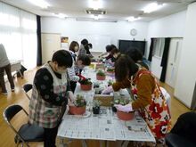 写真：寄せ植えをしている様子