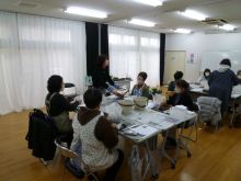 写真：講師が球根について説明している様子