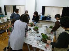 写真：講師が受講者に説明している様子