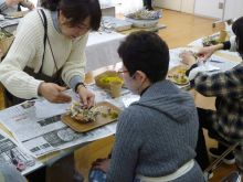 写真：講師が受講者に説明している様子