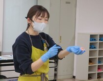 写真:講師が包みぼかしの技法を説明している様子