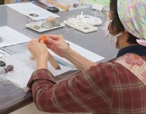 写真:受講者が練り切り生地を着色している様子