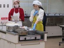 写真:講師がつくる手順について説明している様子