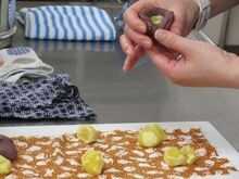 写真:栗をこし餡で包んでいる様子