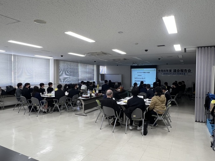 議会報告（第1部）の様子