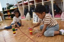 まるま落としをする2人の幼児