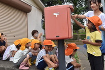 祖父母宛の手紙を投函する園児