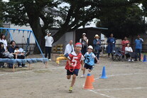 リレーをする園児