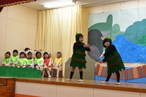 ガラガラドンの劇をする園児