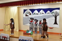 自分たちで作った劇をする園児