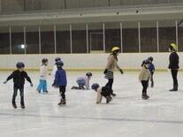 スケートをする園児たち