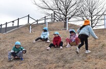 芝滑りをする園児たち