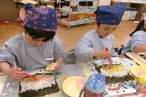 恵方巻を作る園児