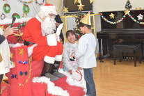 サンタクロースからプレゼントをもらう園児