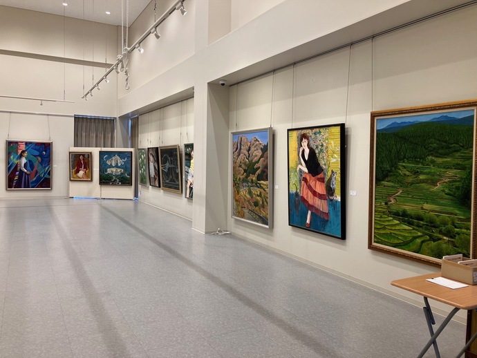 美術協会の会員が描いた絵画が多数展示されている様子