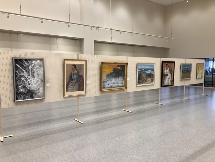 美術協会の会員が描いた絵画が多数展示されている様子