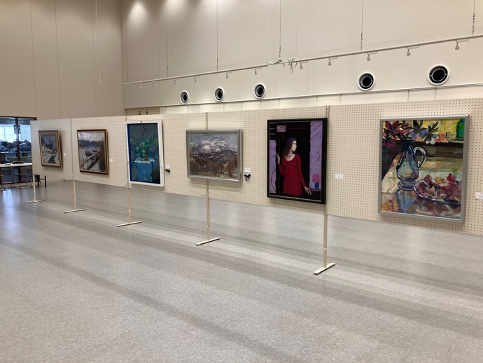 美術協会の会員が描いた絵画が多数展示されている様子