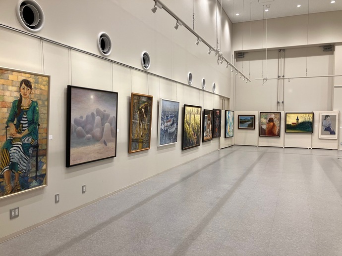 美術協会の会員が描いた絵画が多数展示されている様子