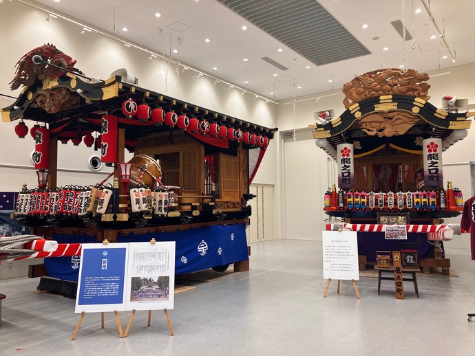 泉町と龍之口町の山車が並ぶ様子