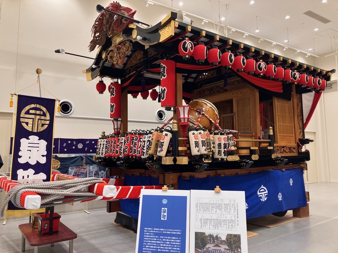 泉町の山車が並ぶ様子