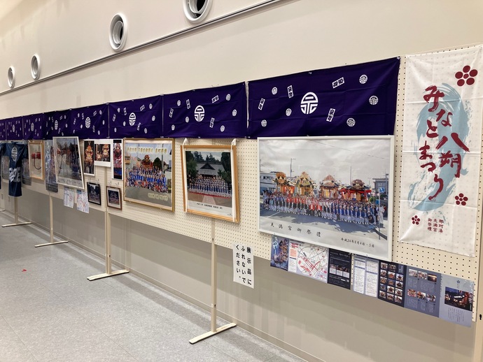 泉町の祭りの写真や手ぬぐいが並ぶ様子