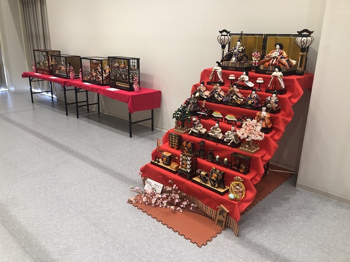 7段飾りなどひな壇が多数並んでいる写真