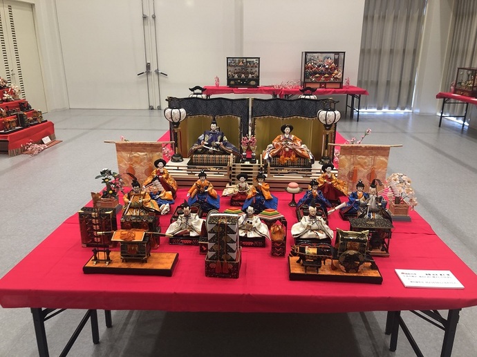 7段飾りなどひな壇が多数並んでいる写真