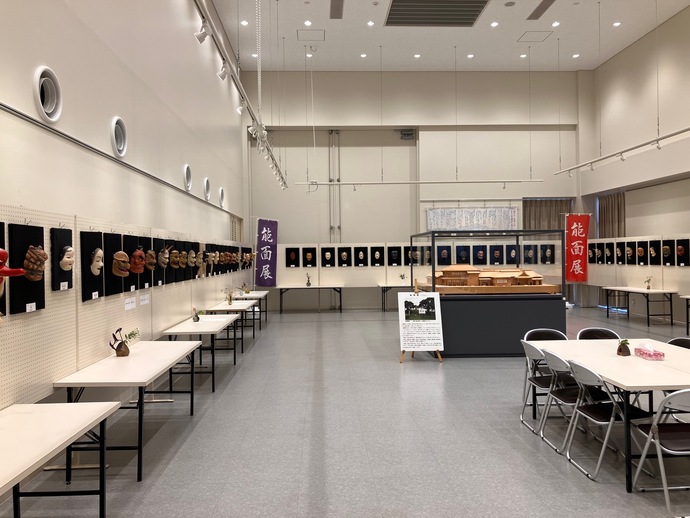 会員の制作した鬼などの能面が並ぶ様子