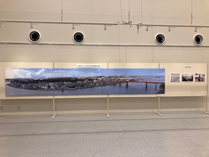 大洗町方面より那珂湊地区を撮影した幅5.4mの大きな写真パネルが展示されている様子