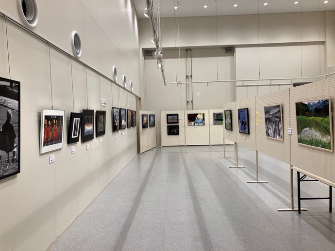 会員の撮影した写真が多数展示されている様子