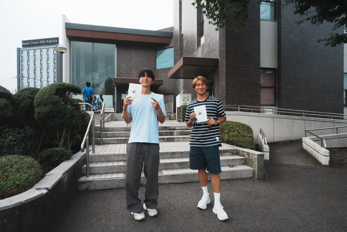 中央図書館の前で撮影した飯田選手と塚川選手のツーショット