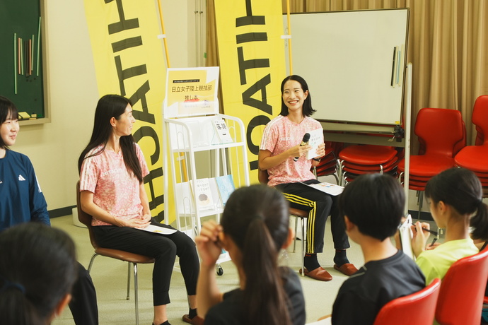 おすすめ本を紹介する鈴木選手